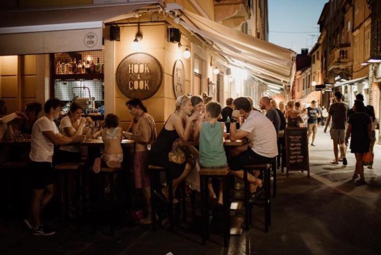 Hook and Cook Pula Street seafood Restaurant in Pula